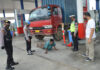 Warga yang terjaring Operasi Yustisi di SPBU, Jalintim, Kampung Lebuh Dalem mendapatkan sanksi dari petugas