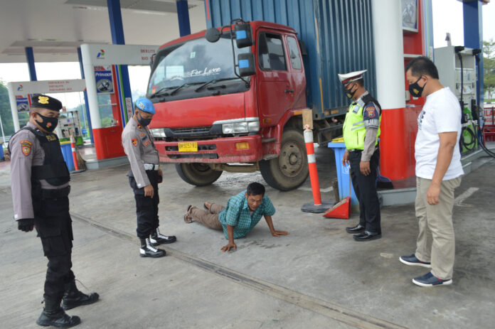 Warga yang terjaring Operasi Yustisi di SPBU, Jalintim, Kampung Lebuh Dalem mendapatkan sanksi dari petugas