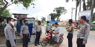 Polsek Banjar Agung saat menjaring warga yang tidak memakai masker pada Operasi Yustisi di Kampung Tunggal Warga