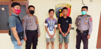 Dua remaja pelaku curat PDAM berinisial MDP (18) dan IS (15), saat berada di Mapolsek Banjar Agung
