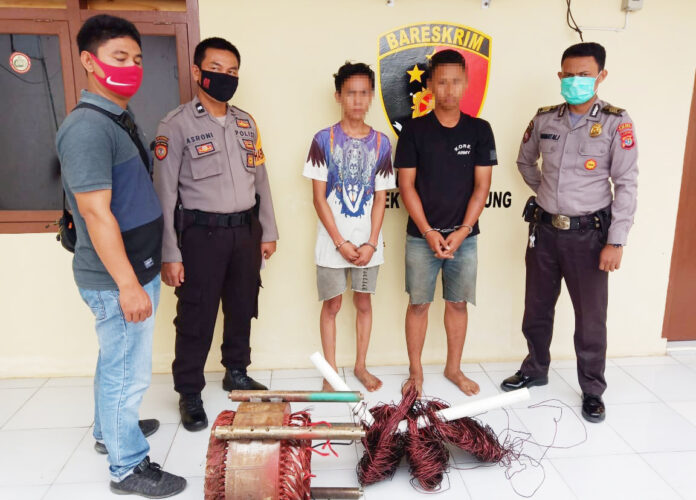 Dua remaja pelaku curat PDAM berinisial MDP (18) dan IS (15), saat berada di Mapolsek Banjar Agung