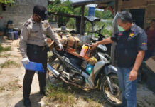 Personel Polsek Dente Teladas cek sepeda motor yang digunakan oleh korban saat terjadinya laka lantas di jalan poros PT.CPB