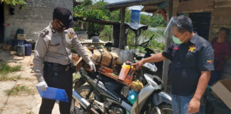 Personel Polsek Dente Teladas cek sepeda motor yang digunakan oleh korban saat terjadinya laka lantas di jalan poros PT.CPB