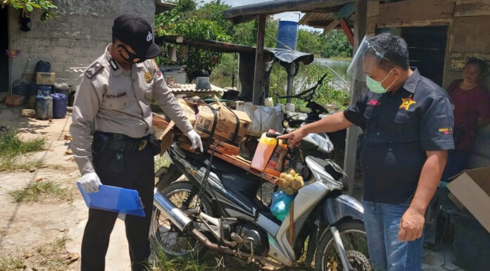 Personel Polsek Dente Teladas cek sepeda motor yang digunakan oleh korban saat terjadinya laka lantas di jalan poros PT.CPB