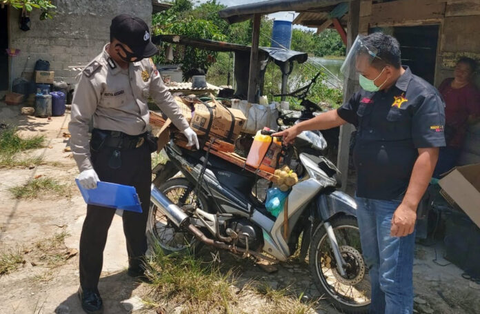 Personel Polsek Dente Teladas cek sepeda motor yang digunakan oleh korban saat terjadinya laka lantas di jalan poros PT.CPB