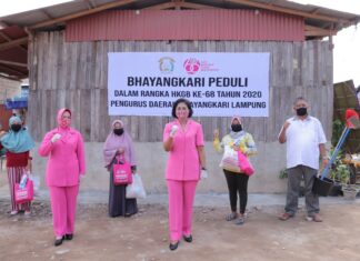 Ketua Bhayangkari Daerah Lampung Ny. Sarie Purwadi Arianto memimpin langsung baksos sambut HKGB Ke-68 tahun 2020