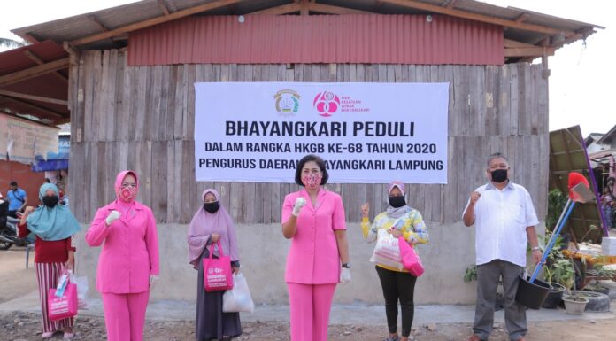 Ketua Bhayangkari Daerah Lampung Ny. Sarie Purwadi Arianto memimpin langsung baksos sambut HKGB Ke-68 tahun 2020