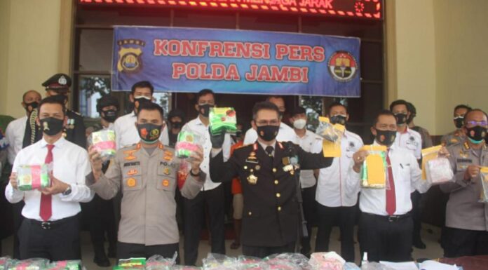 Kapolda Jambi Irjen Pol Firman Shantyabudi saat menggelar konferensi pers keberhasilan mengungkap sabu 31 kg asal bengkalis, Provinsi Riau