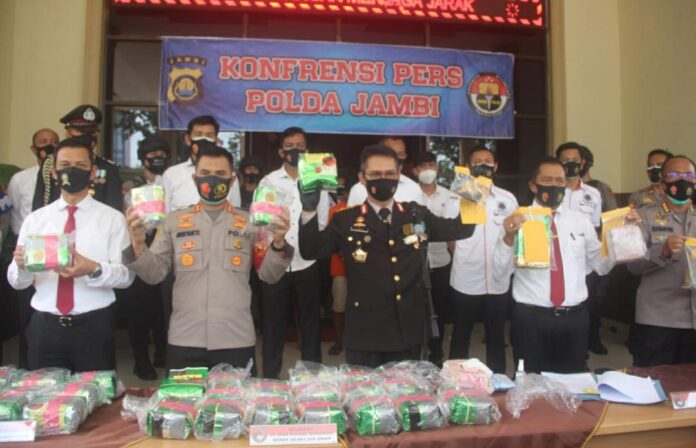 Kapolda Jambi Irjen Pol Firman Shantyabudi saat menggelar konferensi pers keberhasilan mengungkap sabu 31 kg asal bengkalis, Provinsi Riau