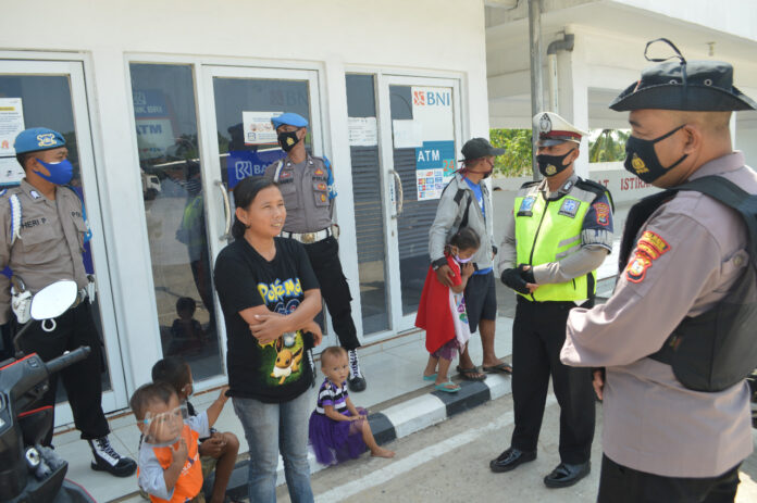 Seorang IRT yang terjaring Operasi Yustisi Polres Tulang Bawang di SPBU, Kampung Lebuh Dalem, Kecamatan Menggala Timur