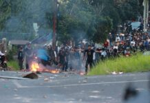 Ricuh, Gabungan Mahasiswa saat menggelar demo menolak UU Cipta Kerja, di depan kantor DPRD, Bandar Lampung