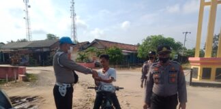 Kapolsek Gedung Aji Ipda Arbiyanto, SH saat memimpin langsung Operasi Yustisi di Jalan Pasar, Kampung Aji Jaya KNPI