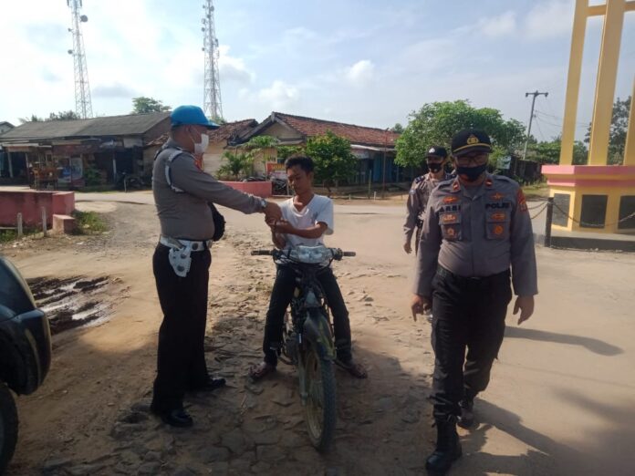 Kapolsek Gedung Aji Ipda Arbiyanto, SH saat memimpin langsung Operasi Yustisi di Jalan Pasar, Kampung Aji Jaya KNPI