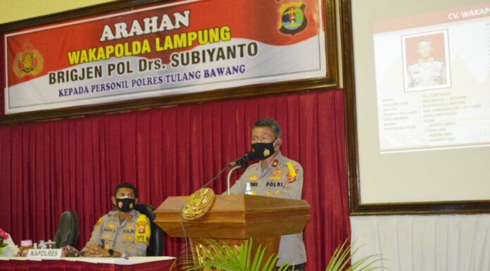 Wakapolda Lampung Brigjen Pol Drs. Subiyanto memberikan arahan kepada personel Polres Tulang Bawang saat kunker