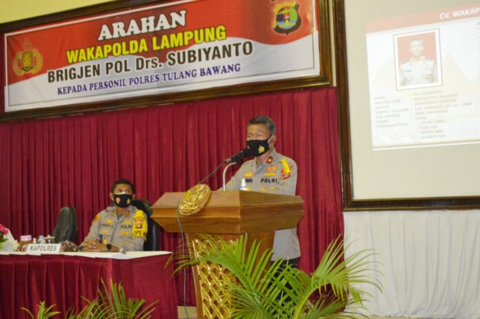 Wakapolda Lampung Brigjen Pol Drs. Subiyanto memberikan arahan kepada personel Polres Tulang Bawang saat kunker