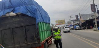 Personel Satlantas Polres Tulang Bawang menindak kendaraan ODOL yang melintas di Jalintim, Kampung Banjar Agung