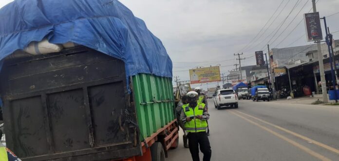 Personel Satlantas Polres Tulang Bawang menindak kendaraan ODOL yang melintas di Jalintim, Kampung Banjar Agung