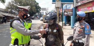 Personel Satlantas Polres Tulang Bawang berikan reward kepada pengendara yang melintas di Jalintim, Pasar Unit 2, saat menggelar Operasi Zebra Krakatau-2020
