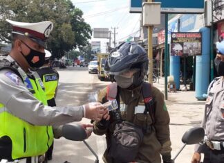 Personel Satlantas Polres Tulang Bawang berikan reward kepada pengendara yang melintas di Jalintim, Pasar Unit 2, saat menggelar Operasi Zebra Krakatau-2020