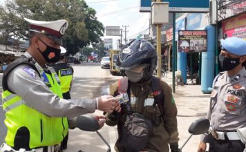 Personel Satlantas Polres Tulang Bawang berikan reward kepada pengendara yang melintas di Jalintim, Pasar Unit 2, saat menggelar Operasi Zebra Krakatau-2020