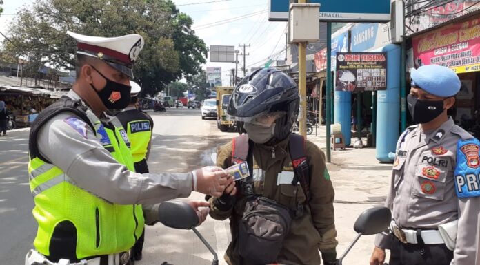 Personel Satlantas Polres Tulang Bawang berikan reward kepada pengendara yang melintas di Jalintim, Pasar Unit 2, saat menggelar Operasi Zebra Krakatau-2020