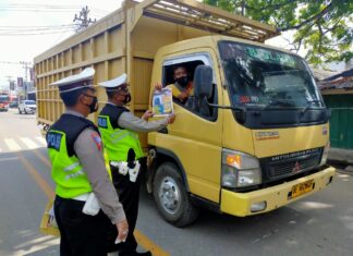 Personel Satlantas Polres Tulang Bawang saat menggelar Operasi Zebra Krakatau-2020 di Pasar Unit 2