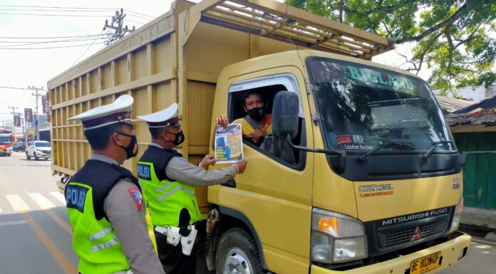 Personel Satlantas Polres Tulang Bawang saat menggelar Operasi Zebra Krakatau-2020 di Pasar Unit 2