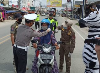 Pengendara yang mendapatkan helm gratis dari Satlantas Polres Tulang Bawang saat mengelar Gebyar Simpatik pada Operasi Zebra Krakatau-2020 di Pasar Unit 2