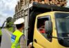 Personel Satlantas Polres Tulang Bawang menindakan kendaraan ODOL yang melintas di Jalintim, Kampung Kahuripan Dalem, Kecamatan Menggala Timur