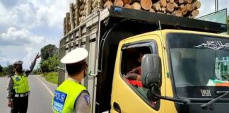 Personel Satlantas Polres Tulang Bawang menindakan kendaraan ODOL yang melintas di Jalintim, Kampung Kahuripan Dalem, Kecamatan Menggala Timur
