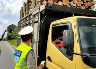 Personel Satlantas Polres Tulang Bawang menindakan kendaraan ODOL yang melintas di Jalintim, Kampung Kahuripan Dalem, Kecamatan Menggala Timur