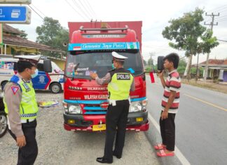 Personel Satlantas Polres Tulang Bawang memasang stiker ayo pakai masker saat menggelar Operasi Zebra Krakatau-2020 di Jalintim, Kampung Lebuh Dalem