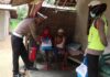 Kasat Lantas Polres Tulang Bawang Iptu Ipran, SH saat membagikan paket sembako kepada warga di Kampung Bawang Tirto Mulyo, Kecamatan Banjar Baru