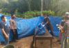 Personel Polsek Dente Teladas mendampingi petugas medis melakukan VER terhadap mayat kakek yang ditemukan mengapung di Rawa yang ada di Kampung Sungai Nibung