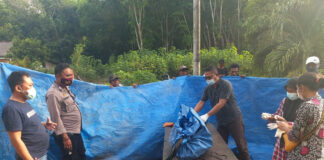 Personel Polsek Dente Teladas mendampingi petugas medis melakukan VER terhadap mayat kakek yang ditemukan mengapung di Rawa yang ada di Kampung Sungai Nibung