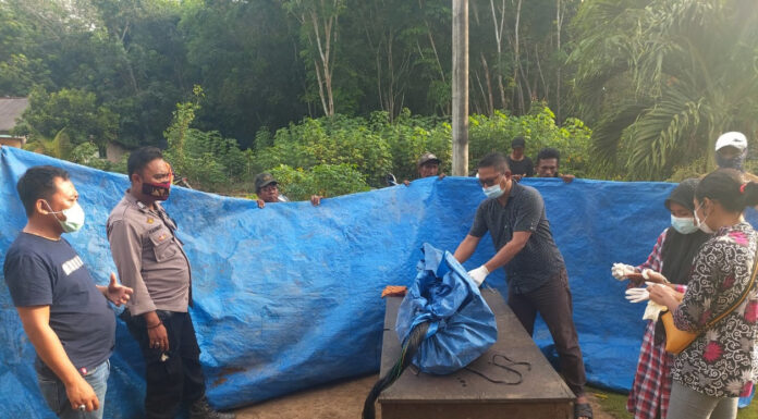 Personel Polsek Dente Teladas mendampingi petugas medis melakukan VER terhadap mayat kakek yang ditemukan mengapung di Rawa yang ada di Kampung Sungai Nibung