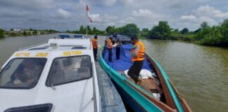 Personel Satpolair Polres Tulang Bawang dengan menggunakan kapal patroli XXV-2005 sedang melakukan pemeriksaan terhadap kapal yang melintas di laut tulang bawang