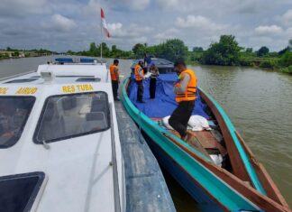 Personel Satpolair Polres Tulang Bawang dengan menggunakan kapal patroli XXV-2005 sedang melakukan pemeriksaan terhadap kapal yang melintas di laut tulang bawang