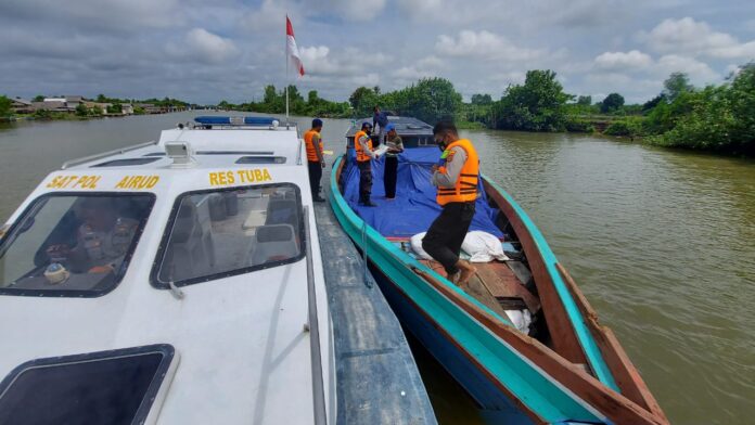 Personel Satpolair Polres Tulang Bawang dengan menggunakan kapal patroli XXV-2005 sedang melakukan pemeriksaan terhadap kapal yang melintas di laut tulang bawang