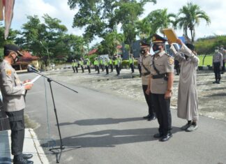 Kapolres Tulang Bawang AKBP Andy Siswantoro, SIK mengambil sumpah Iptu Holili sebagai Kapolsek Menggala yang baru