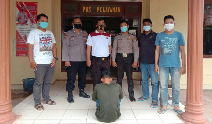 Seorang warga Desa Simpang Pematang, Kecamatan Simpang Pematang, Kabupaten Mesuji berinisial PK (24), diringkus Polsek Rawa Jitu Selatan karena mengeroyok mahasiswa di Jalan Poros, Kampung Bumi Ratu, Kecamatan Rawa Jitu Selatan