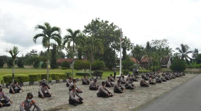 100 Personel Polres Tulang Bawang yang terlibat BKO ke Polres Lampung Tengah untuk Pam Pilkada Tahun 2020 saat menerima arahan dari Kapolres Tulang Bawang