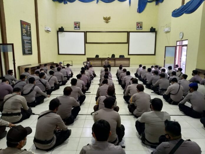 Kapolres Tulang Bawang pimpin apel serpas 100 personelnya di GSG Wira Satya sebelum berangkat BKO ke Lampung Tengah