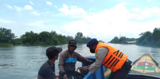 Petugas Satpolair Polres Tulang Bawang saat menggelar patroli perairan dan razia transportasi air di Dusun Teluk Gedung, Kampung Bumi Dipasena Abadi