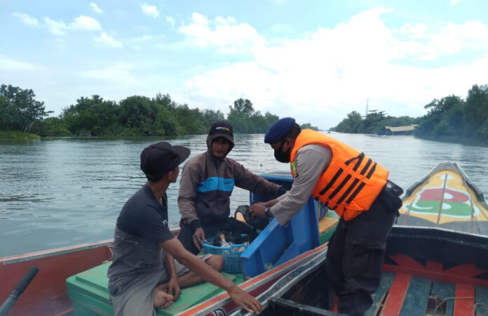 Petugas Satpolair Polres Tulang Bawang saat menggelar patroli perairan dan razia transportasi air di Dusun Teluk Gedung, Kampung Bumi Dipasena Abadi