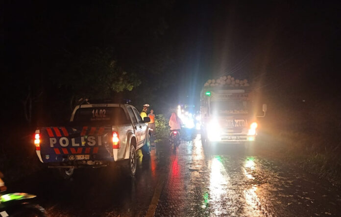 Personel Satlantas Polres Tulang Bawang melakukan pengaturan arus lalu lintas di Jalintim, Kampung Panca Mulya, Kecamatan Banjar Baru