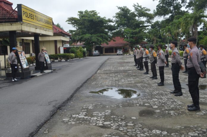 Kabag Ops Kompol Yudi Pristiwanto, SH saat memimpin apel personel yang terlibat siaga Pam Pilkatiyuh 2020