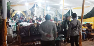 Kapolsek Banjar Agung bersama 9 personelnya saat membubarkan hajatan pernikahan di Kampung Agung Dalam, Kecamatan Banjar Margo