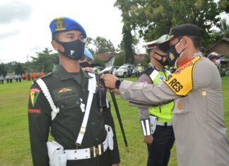 Kapolres Tulang Bawang AKBP Andy Siswantoro, SIK memasangkan pita tanda operasi pada acara Apel Gelar Pasukan Operasi Lilin Krakatau-2020