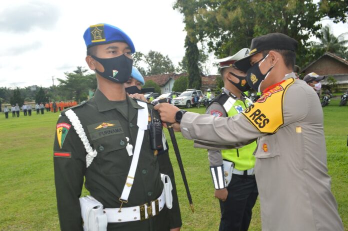 Kapolres Tulang Bawang AKBP Andy Siswantoro, SIK memasangkan pita tanda operasi pada acara Apel Gelar Pasukan Operasi Lilin Krakatau-2020